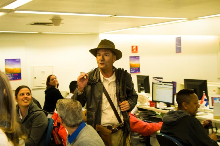Ator Edson Vitoir durante ação de endomarketing da Scoppio Produções para a cliente Água Produções / LATAM Airlines realizada em algumas agências de viagem em São Paulo, SP.